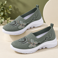 Tênis Feminino com Bordado Floral e Borboletas em Malha Respirável