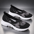 Tênis Feminino com Bordado Floral e Borboletas em Malha Respirável
